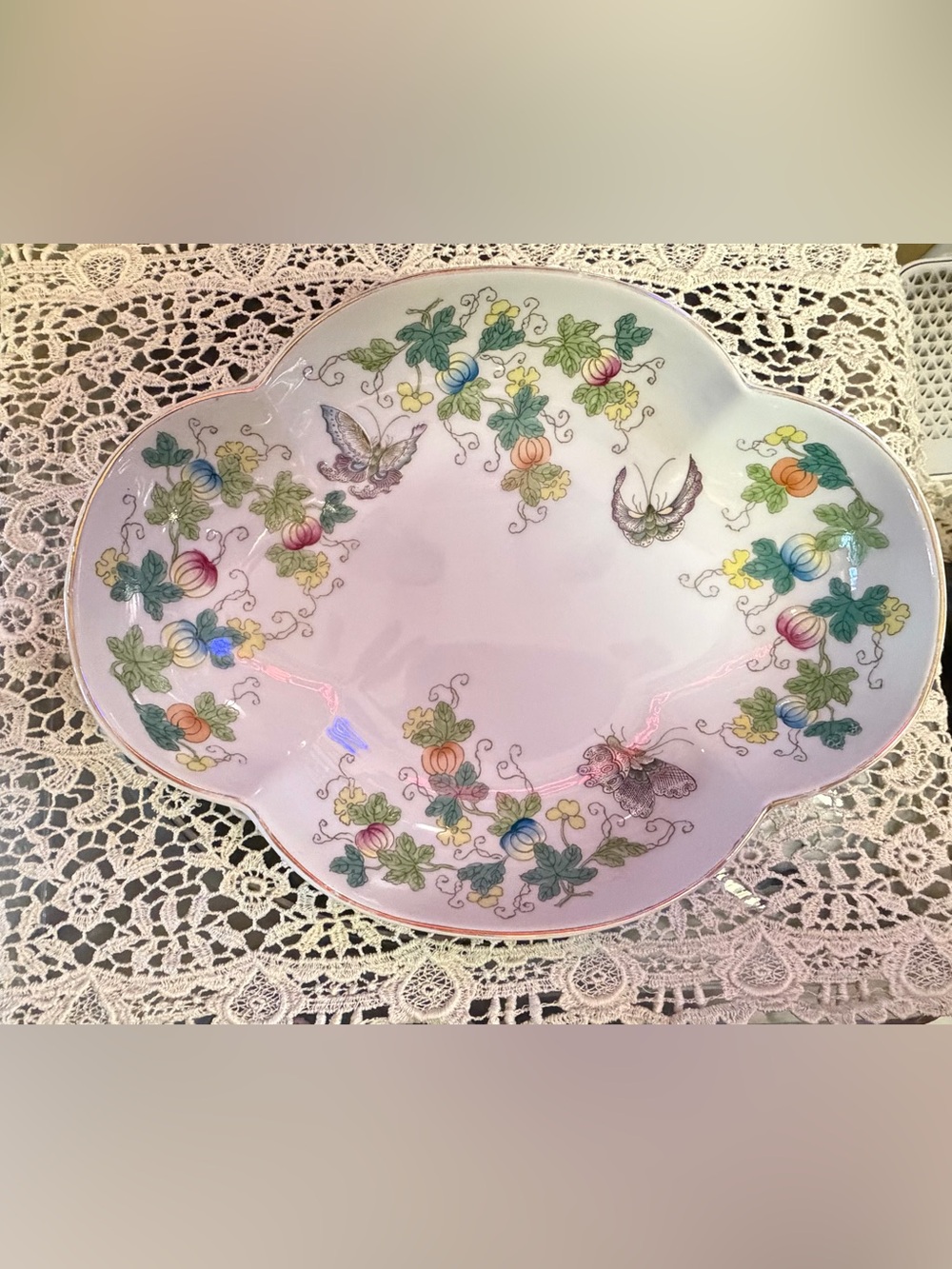 Stunning Vintage Andrea by Sadek Scalloped Porcelain Serving Bowl (#9443)